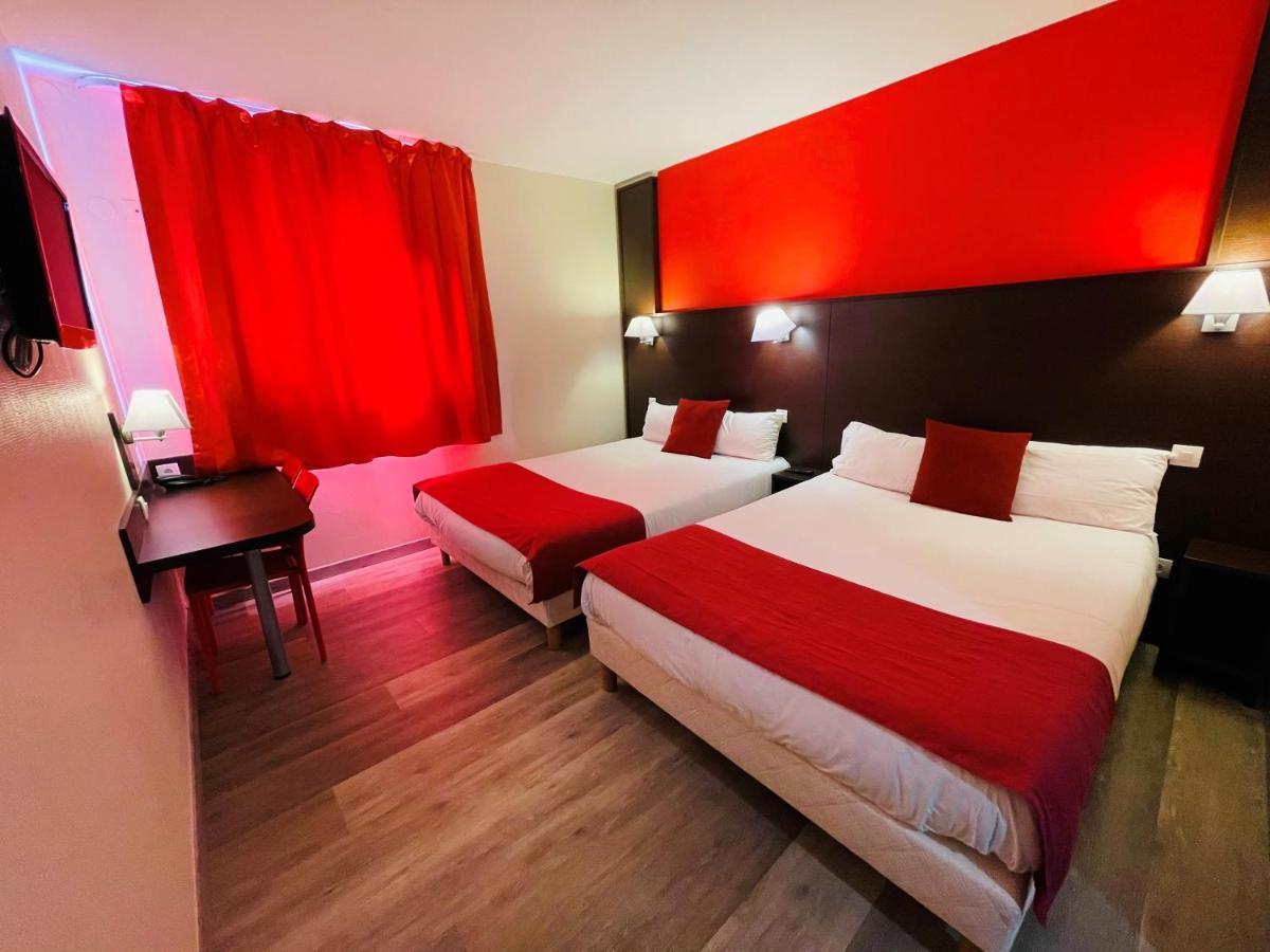 2 Double Beds